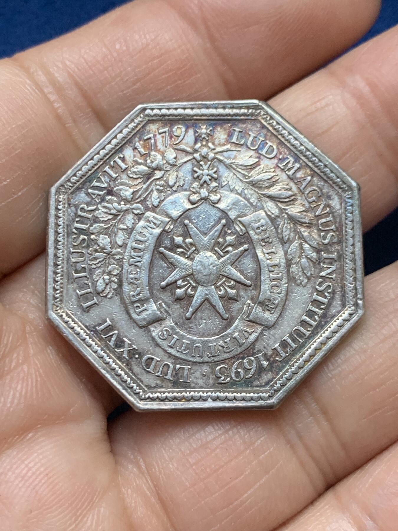 《竞宝斋》第446场 周日，周一，2场连拍 （全场包邮） 法国1779路易十六时期 皇家勋章 银质八角代币 14.9克 33.5mm 早期无边铭