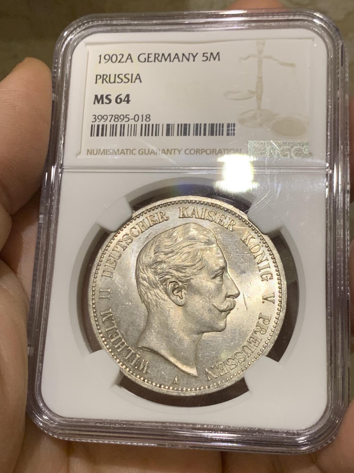 《竞宝斋》第446场 周日，周一，2场连拍 （全场包邮） NGC MS64 亚军分 德国 1902年 普鲁士威廉二世长翅流通5马克大银币，银光丝滑如水。高分稀少的流通品种，且是高难度年份，BU品书价1250美金，是常见年份的2倍多。更高仅1枚，典藏级德系主币大银