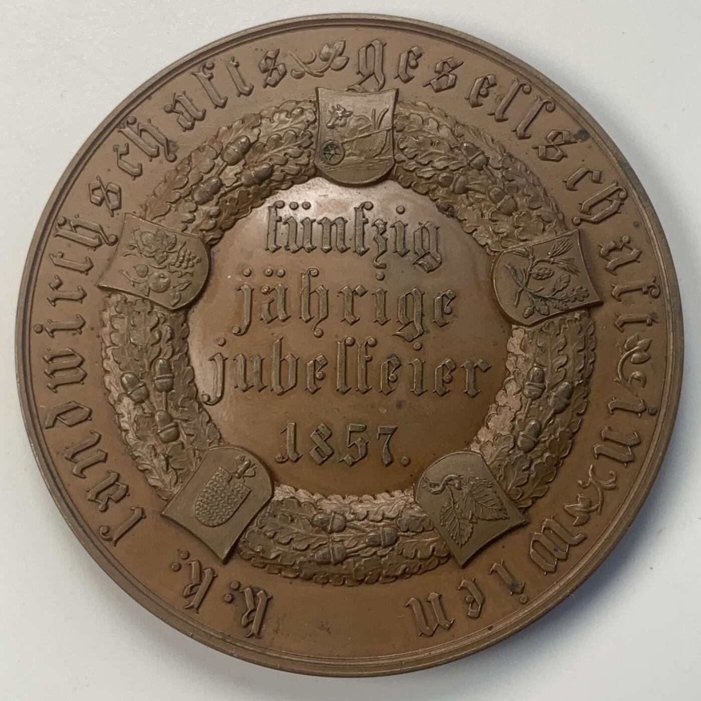 掌中浮雕-藏着的欧洲第045场 1857年维也纳农业协会成立50周年纪念，68mm，背面花环中间为凸起的半球形