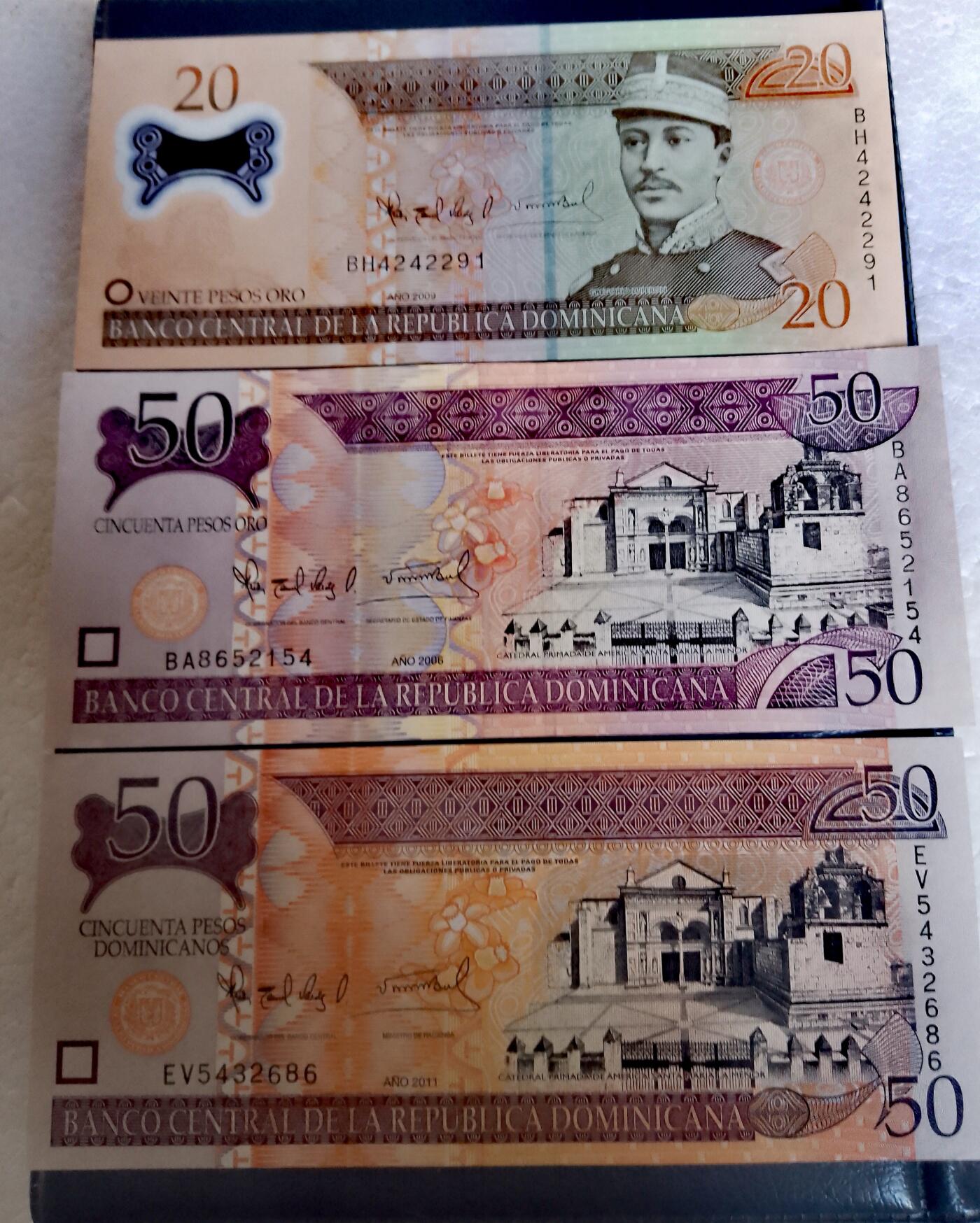 全新多米尼加共和国2009年20比索、2006、2011年50比索靓品纸币3枚一组
