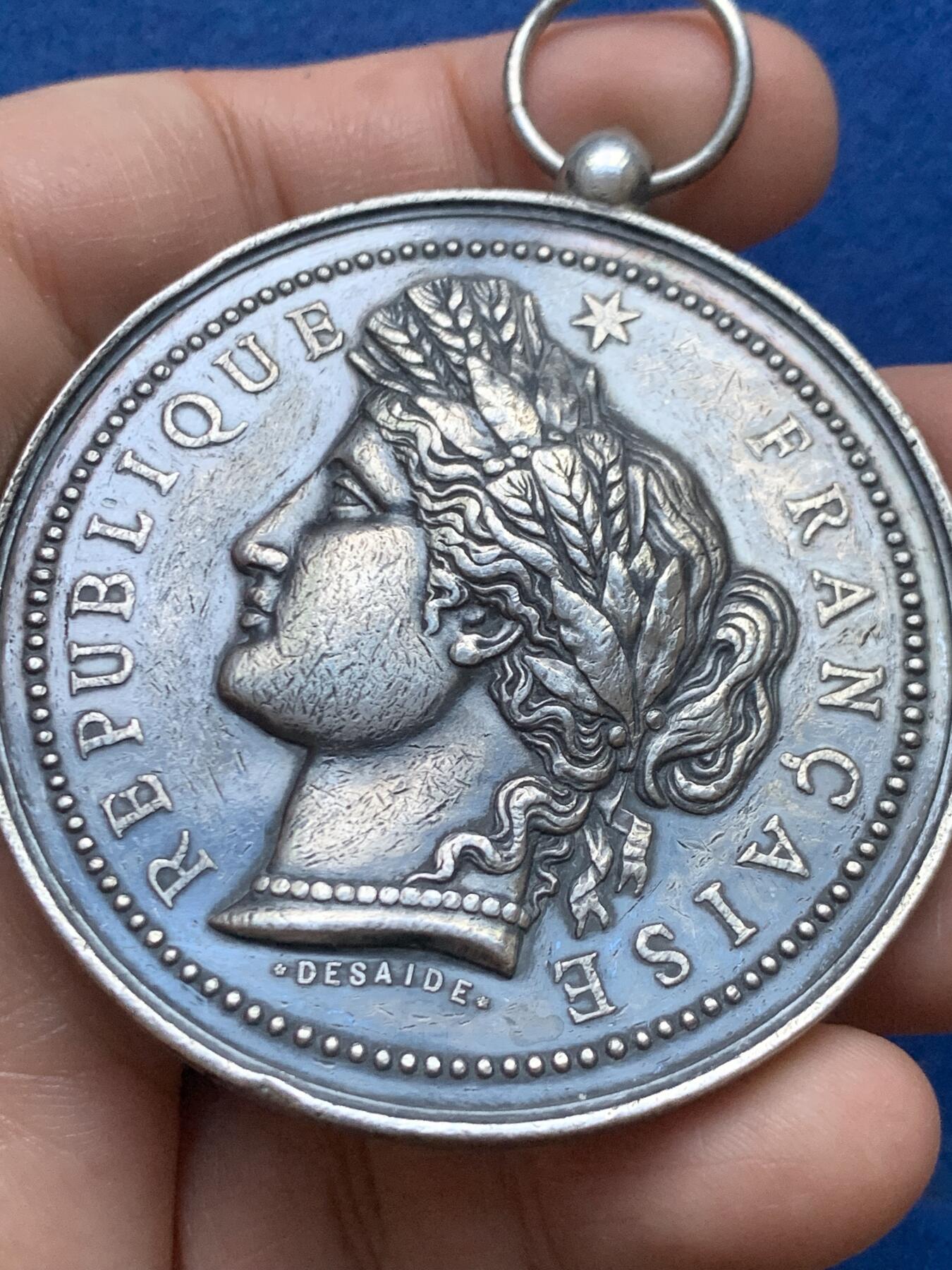 《竞宝斋》第446场 周日，周一，2场连拍 （全场包邮） 法国谷物女神大银章 带环重约91克 58.2mm 蜜蜂银标