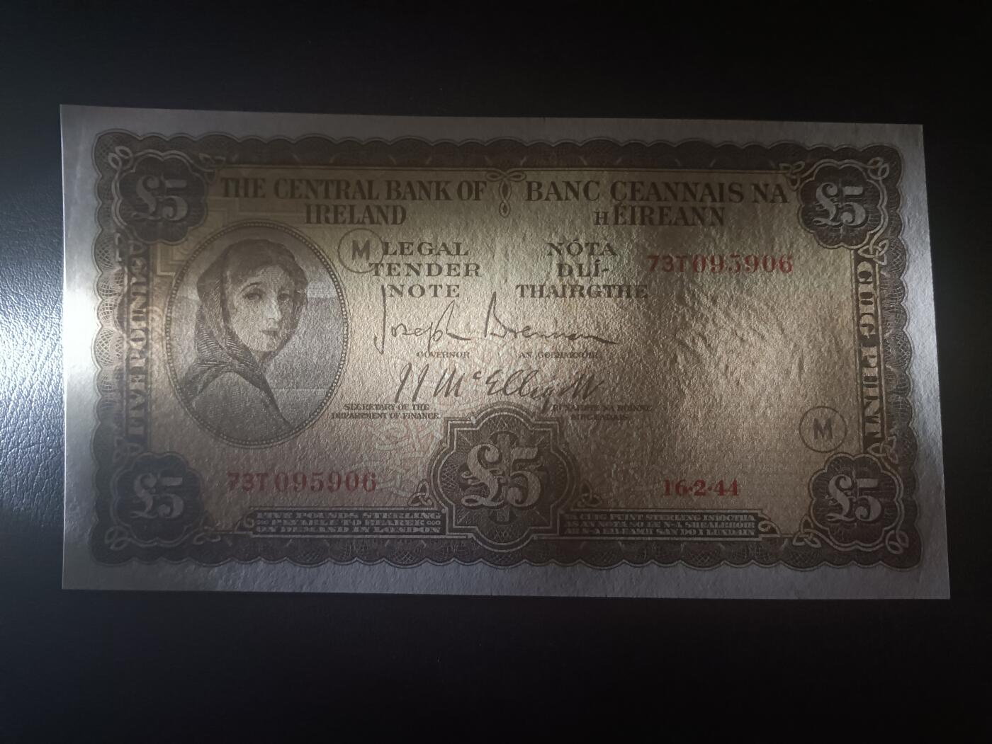 2025十二月第二期，总207期 爱尔兰1944年5镑流通好品XF，早期下方有英爱两国货币互换协议的版本，以及加盖二战时期印刷的紧急识别字母，爱尔兰人格化象征“拉维利夫人”，稀有战时中高面值