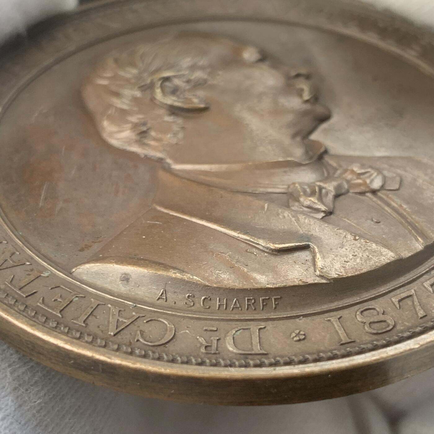 掌中浮雕-藏着的欧洲第045场 1877年奥地利 卡杰坦·冯·费尔德（Caietanus Felder）男爵再次当选维也纳市长纪念章，奥地利章牌艺术大师安东·沙夫（A.Scharff）设计作品，64mm，送合适的亚克力盒子