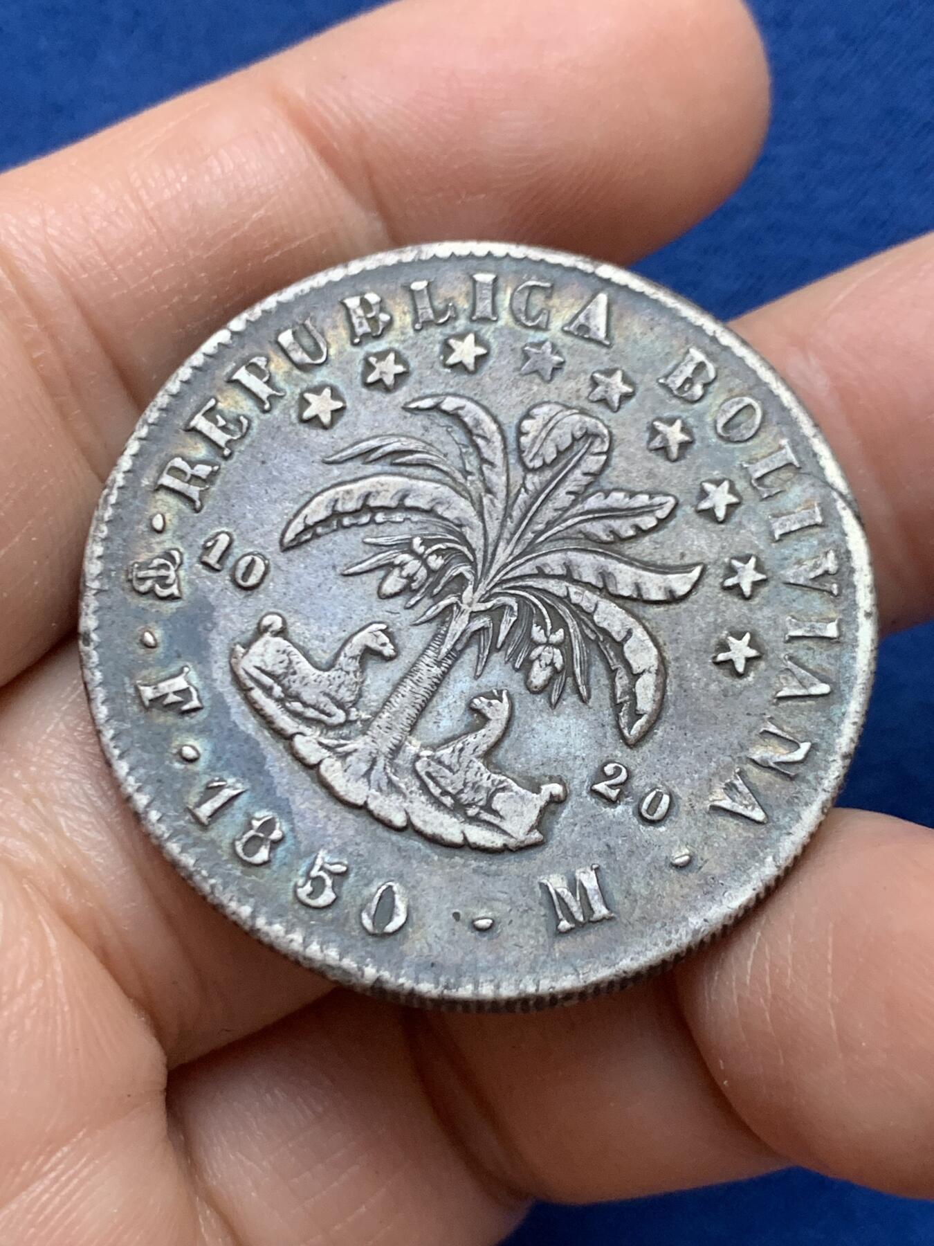 《竞宝斋》第446场 周日，周一，2场连拍 （全场包邮） 玻利维亚1850年20索尔银币，原味老包浆，光头版稀少，边齿有铸缺 细节见图