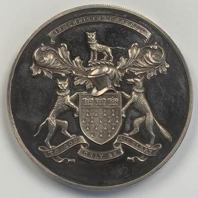 掌中浮雕-藏着的欧洲第045场 - 1959年英国战退伍军人之家服务纪念银章，57mm，97g，原盒有破损（如图）