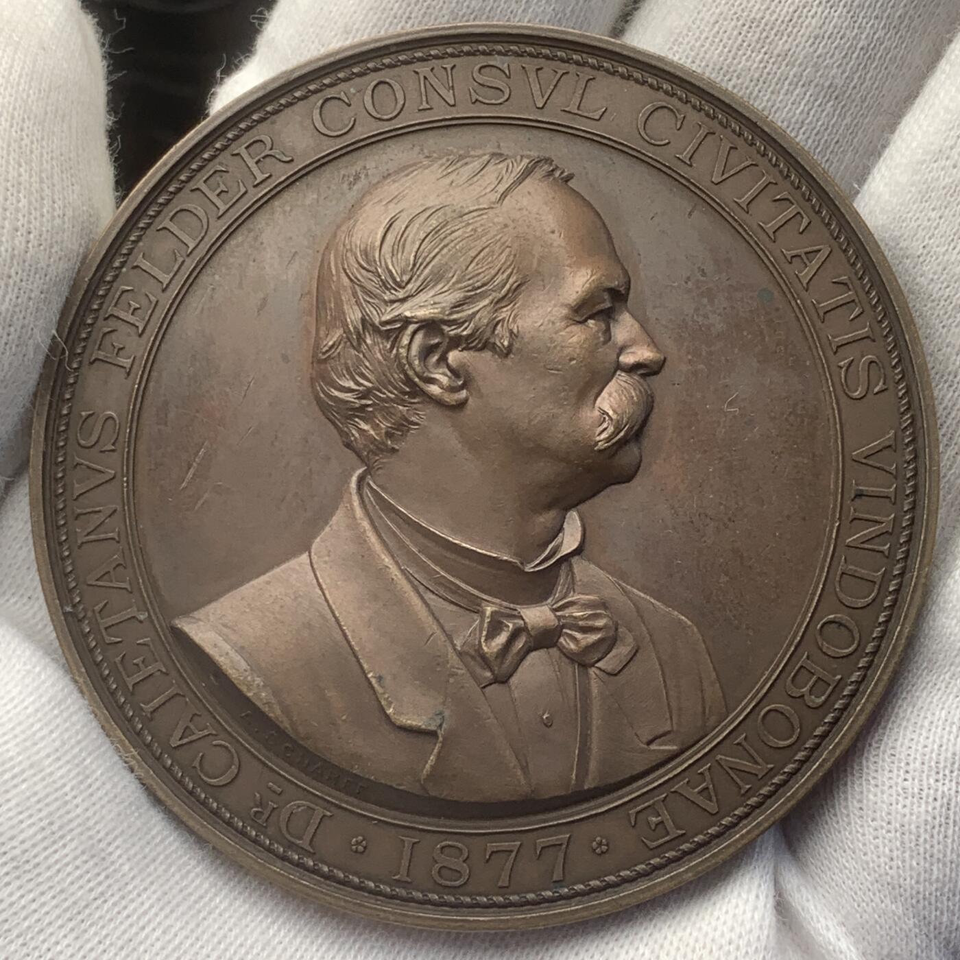 掌中浮雕-藏着的欧洲第045场 1877年奥地利 卡杰坦·冯·费尔德（Caietanus Felder）男爵再次当选维也纳市长纪念章，奥地利章牌艺术大师安东·沙夫（A.Scharff）设计作品，64mm，送合适的亚克力盒子