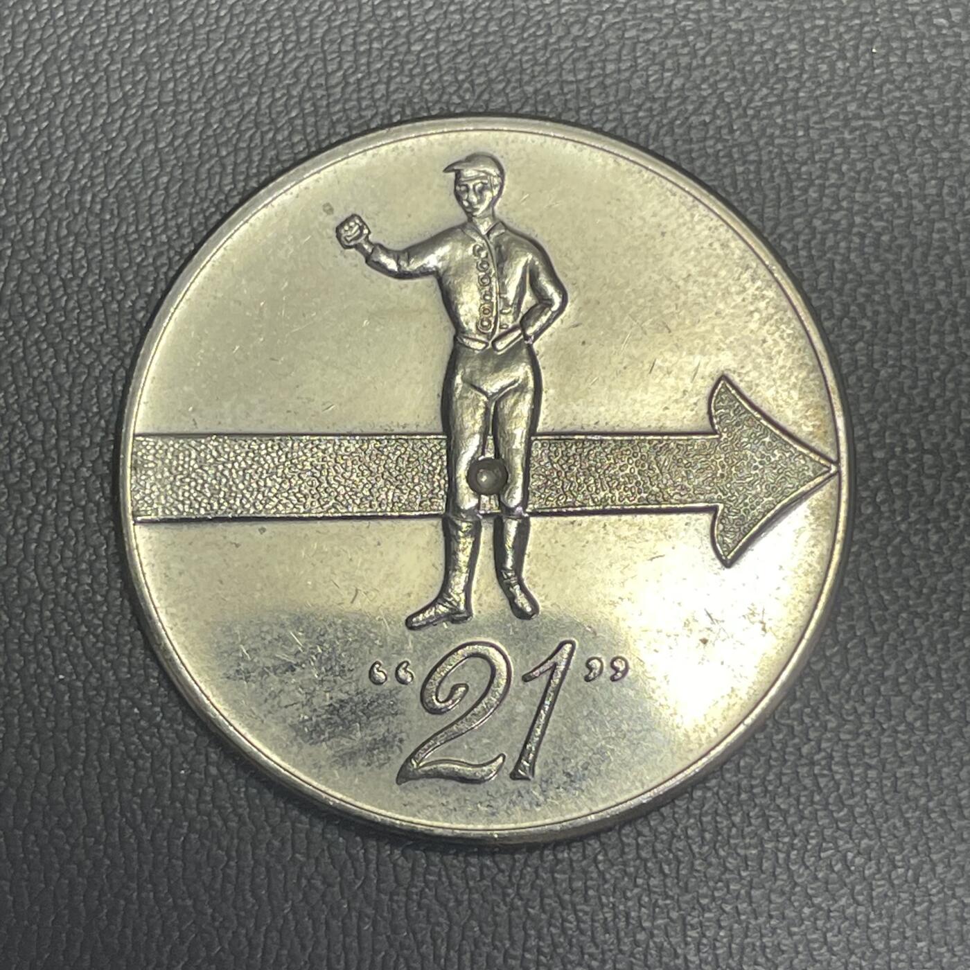 回流1208 美国纽约21俱乐部会员章 1俱乐部（The 21 Club，纽约著名的私人会员制餐厅兼酒吧，成立于1929年，曾是禁酒令时期的地下酒吧 会员专属的“通行代币”，早期用于确认会员身份并进入俱乐部（尤其是禁酒令时期的秘密入口），后期作为会员纪念藏品。