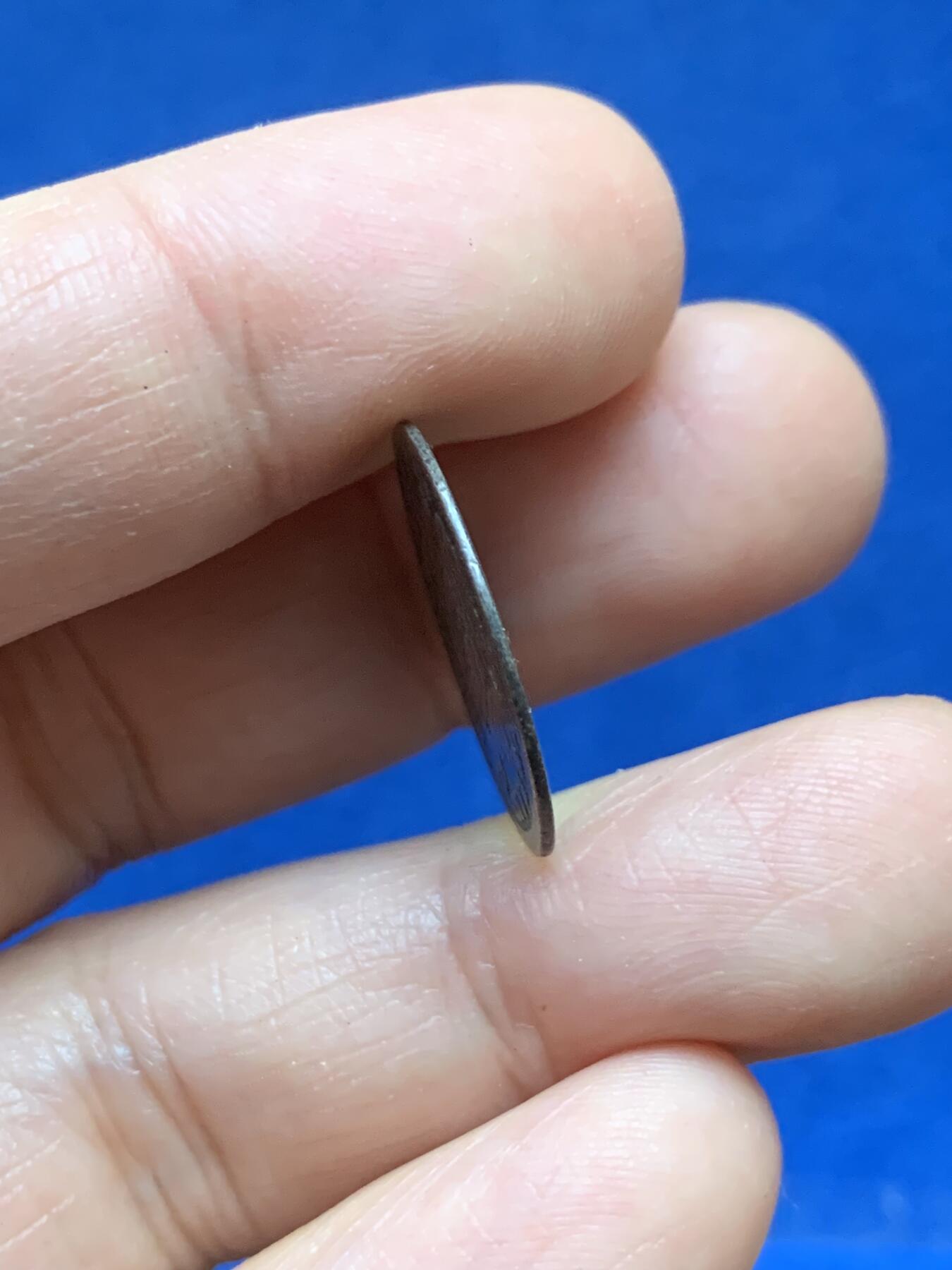 《竞宝斋》第446场 周日，周一，2场连拍 （全场包邮） 西属智利1813年卡四像1雷亚尔双柱银币，小面值较少，成色还可以，智利数量比墨西哥、秘鲁、玻利维亚、危地马拉少一些，双柱易得智利难求