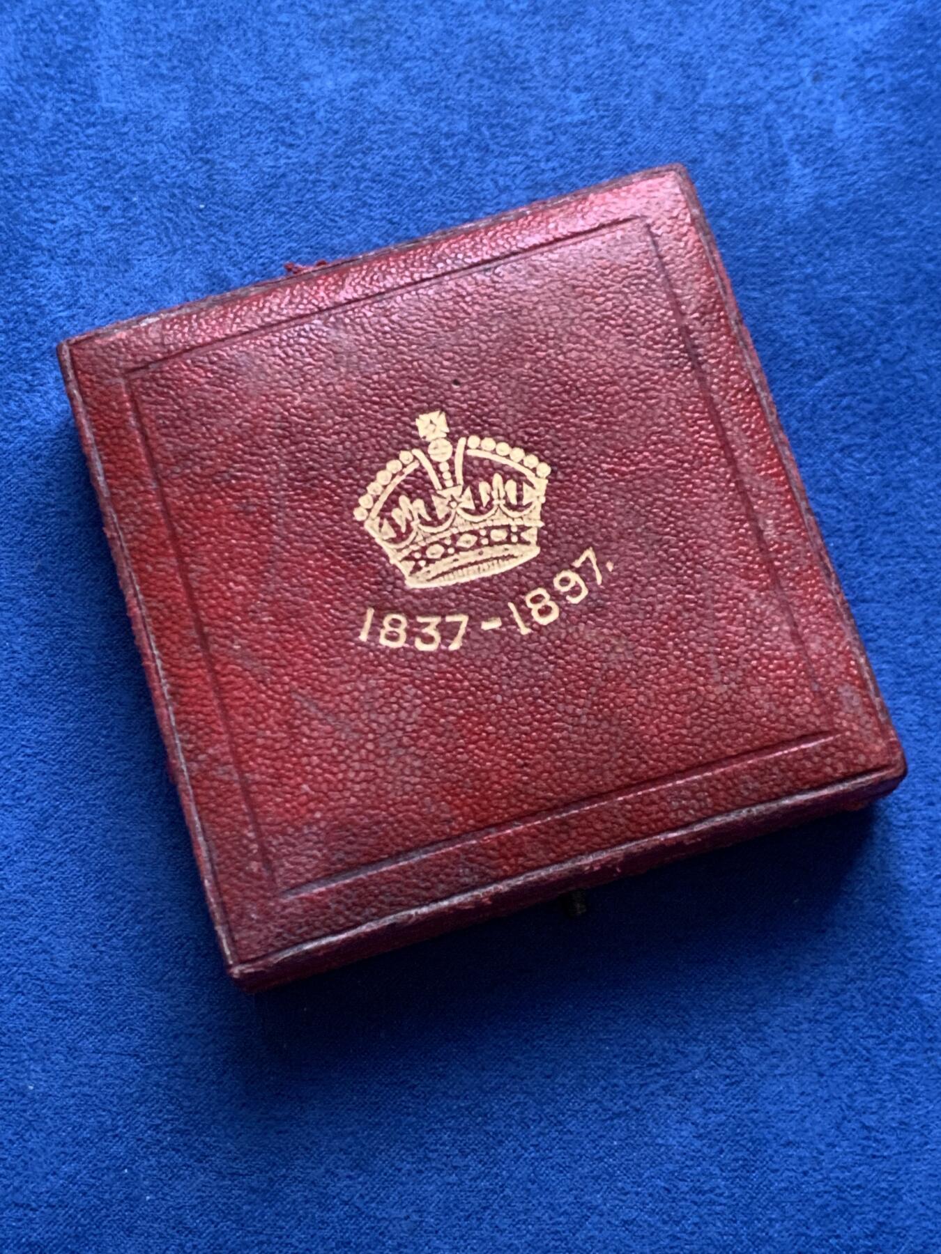 《竞宝斋》第446场 周日，周一，2场连拍 （全场包邮） 英国1897年庆祝维多利亚女王登基60周年纪念大铜章 高浮雕工艺精美 巧克力包浆 55.3mm 72.3g 原盒