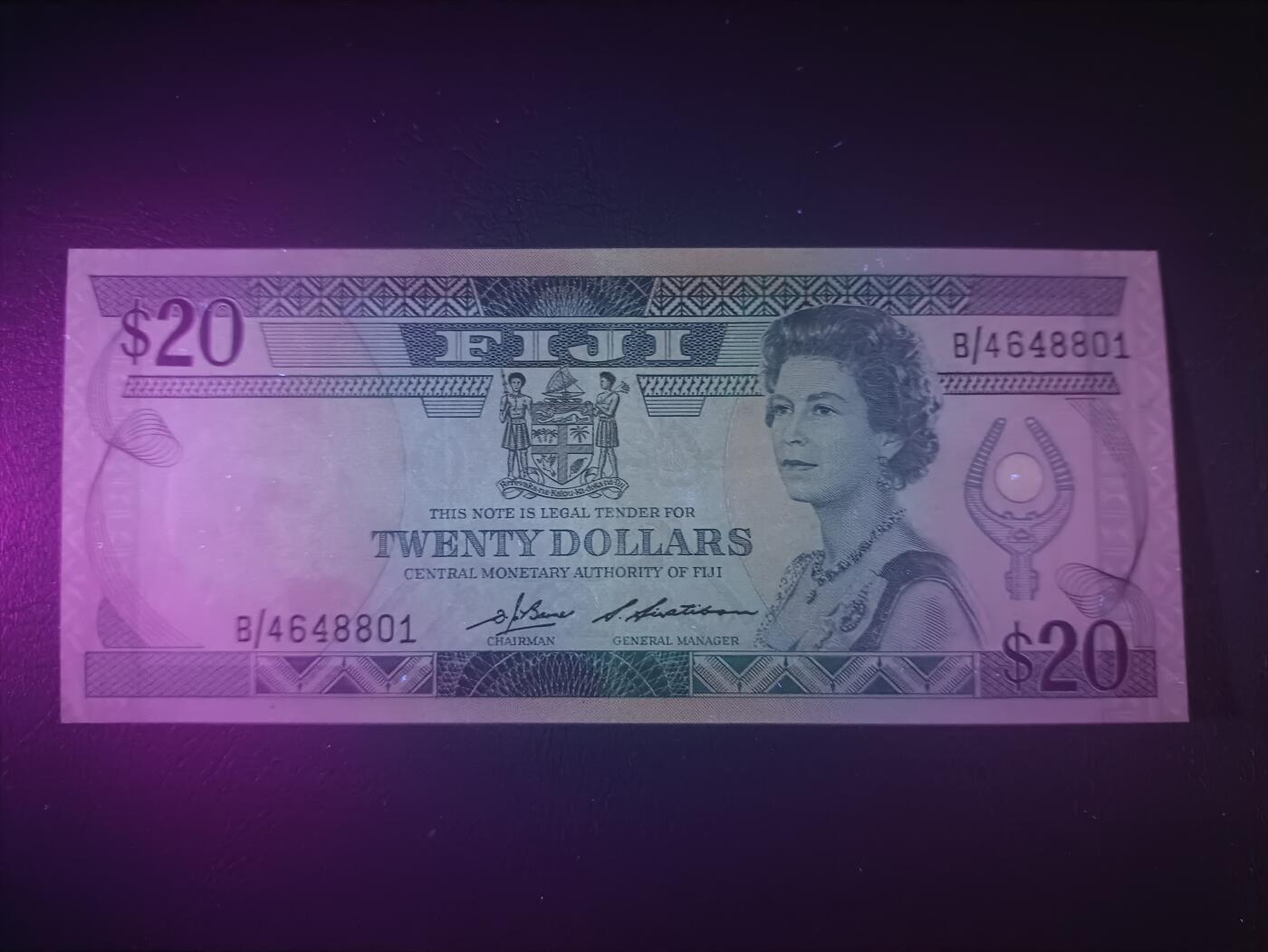 2025十二月第二期，总207期 斐济1986版20元AUNC，嘉德大勋章女王和传统房屋，少见的女王“向左看”版本