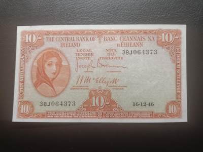 2025十二月第二期，总207期 - 爱尔兰1946年10先令流通好品XF，早期下方有英爱两国货币互换协议的版本，爱尔兰人格化象征“拉维利夫人”