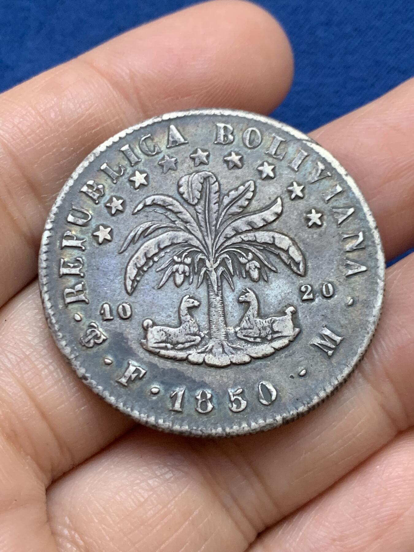 《竞宝斋》第446场 周日，周一，2场连拍 （全场包邮） 玻利维亚1850年20索尔银币，原味老包浆，光头版稀少，边齿有铸缺 细节见图