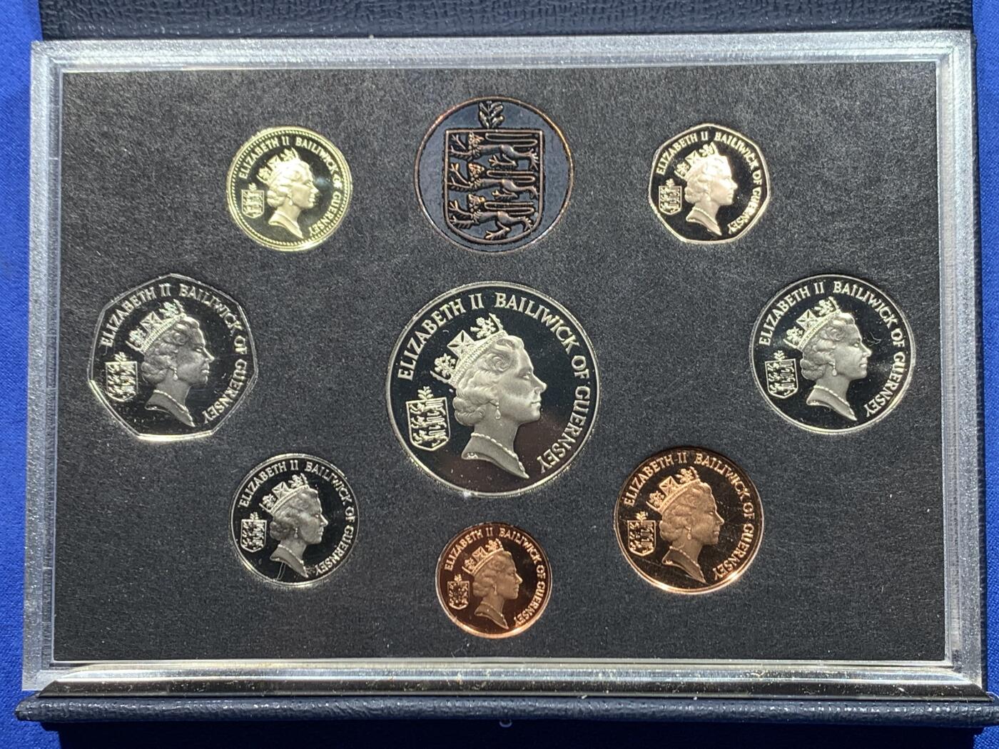 《竞宝斋》第446场 周日，周一，2场连拍 （全场包邮） 根西岛1986年 精制套币 英国皇家造币厂出品 包含2镑纪念币 品相好 蓝色高档皮盒