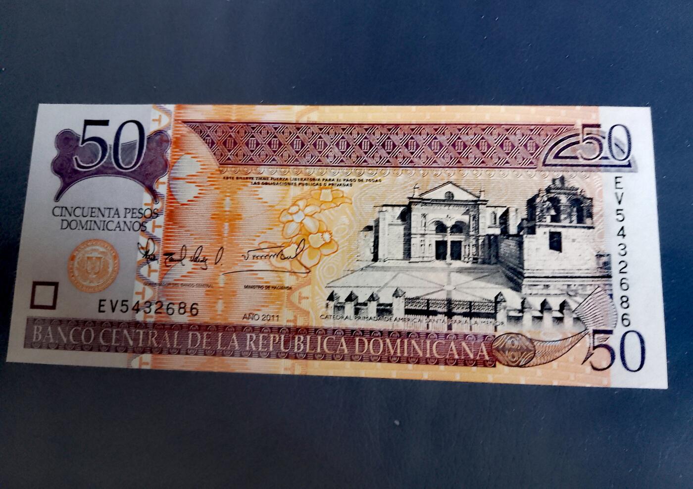 全新多米尼加共和国2009年20比索、2006、2011年50比索靓品纸币3枚一组
