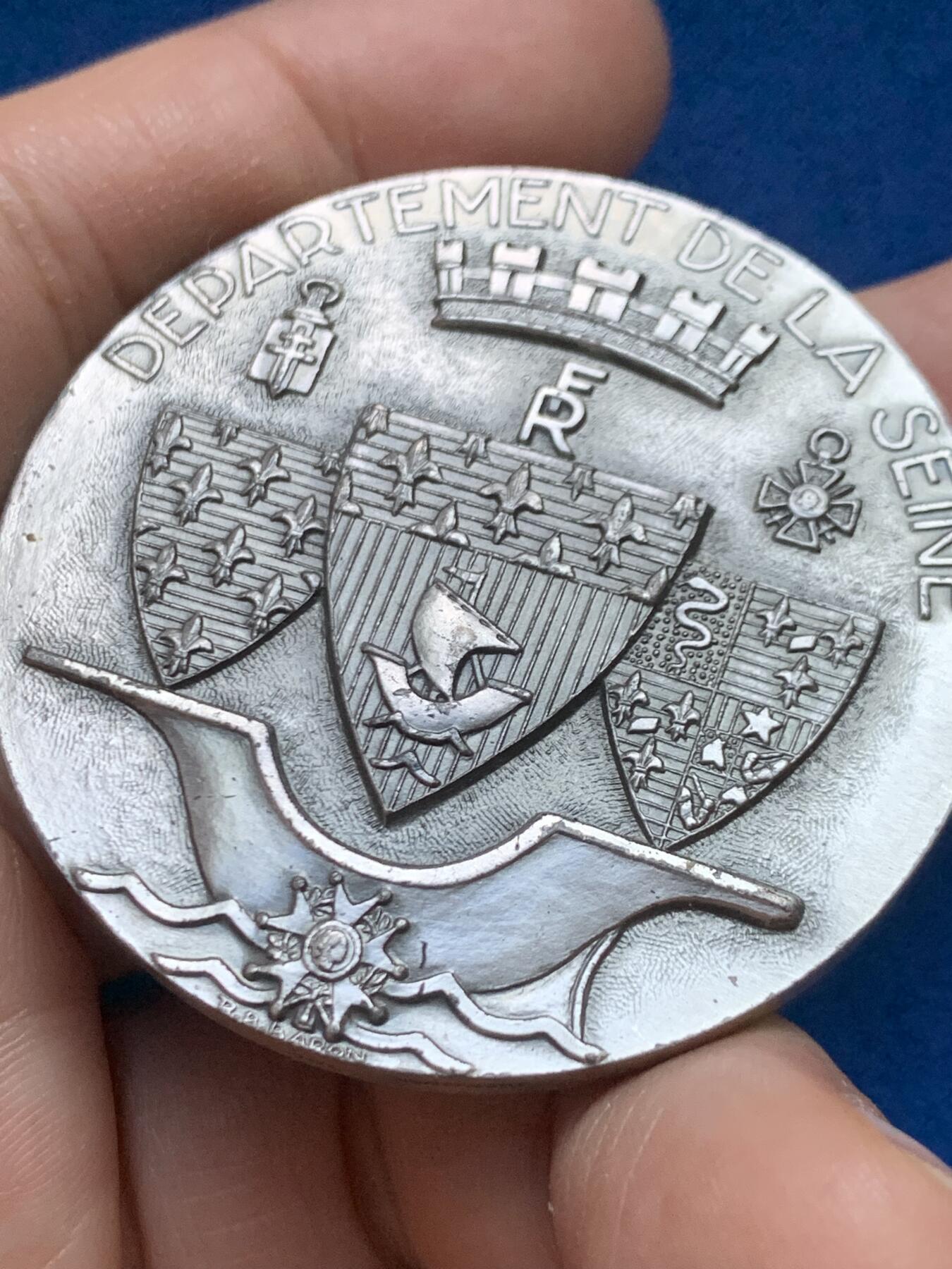 《竞宝斋》第446场 周日，周一，2场连拍 （全场包邮） 法国塞纳河景观银章，直径49.6mm，约78.5克，1967 丰饶角1银标