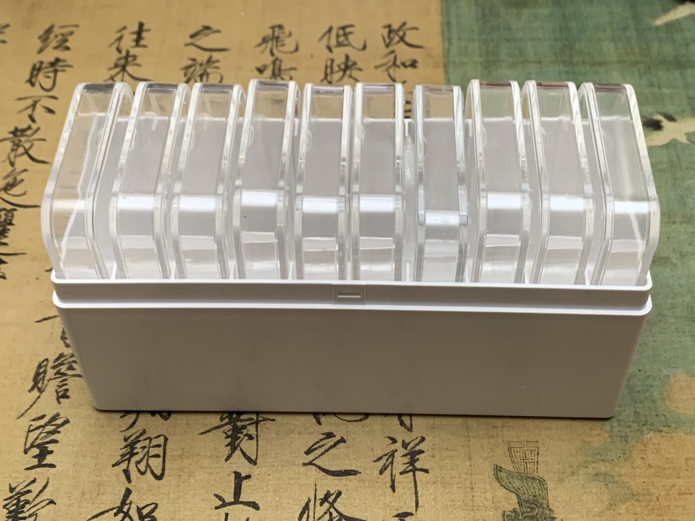 《竞宝斋》第446场 周日，周一，2场连拍 （全场包邮） 平凡人 1个收纳盒+10个保护盒（1枚可装PCGS，9枚可装NGC）有使用过