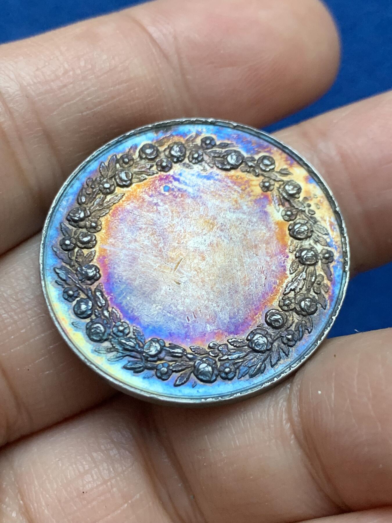 《竞宝斋》第446场 周日，周一，2场连拍 （全场包邮） 法国银质婚章 蜜蜂银标边铭 12.35克 30mm 背面无刻字