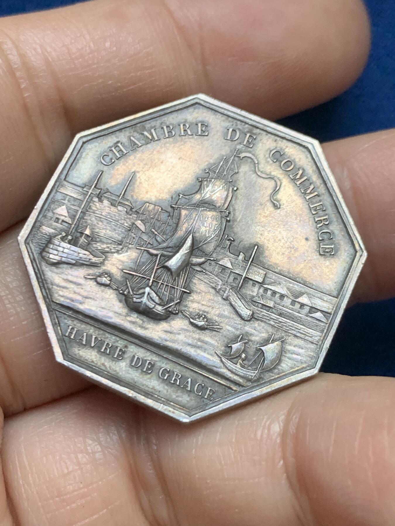《竞宝斋》第446场 周日，周一，2场连拍 （全场包邮） 法国1958年勒阿弗尔商会八角银质代币 19.3克 32mm 丰饶角1银标  正面：十八世纪勒阿弗尔港全景，停泊着多艘帆船； 背面：锚形图案标注年份「1802-1958」，火焰中小火龙图案，中央为商会大楼景观；下方设计师签名「M·德尔努瓦」
