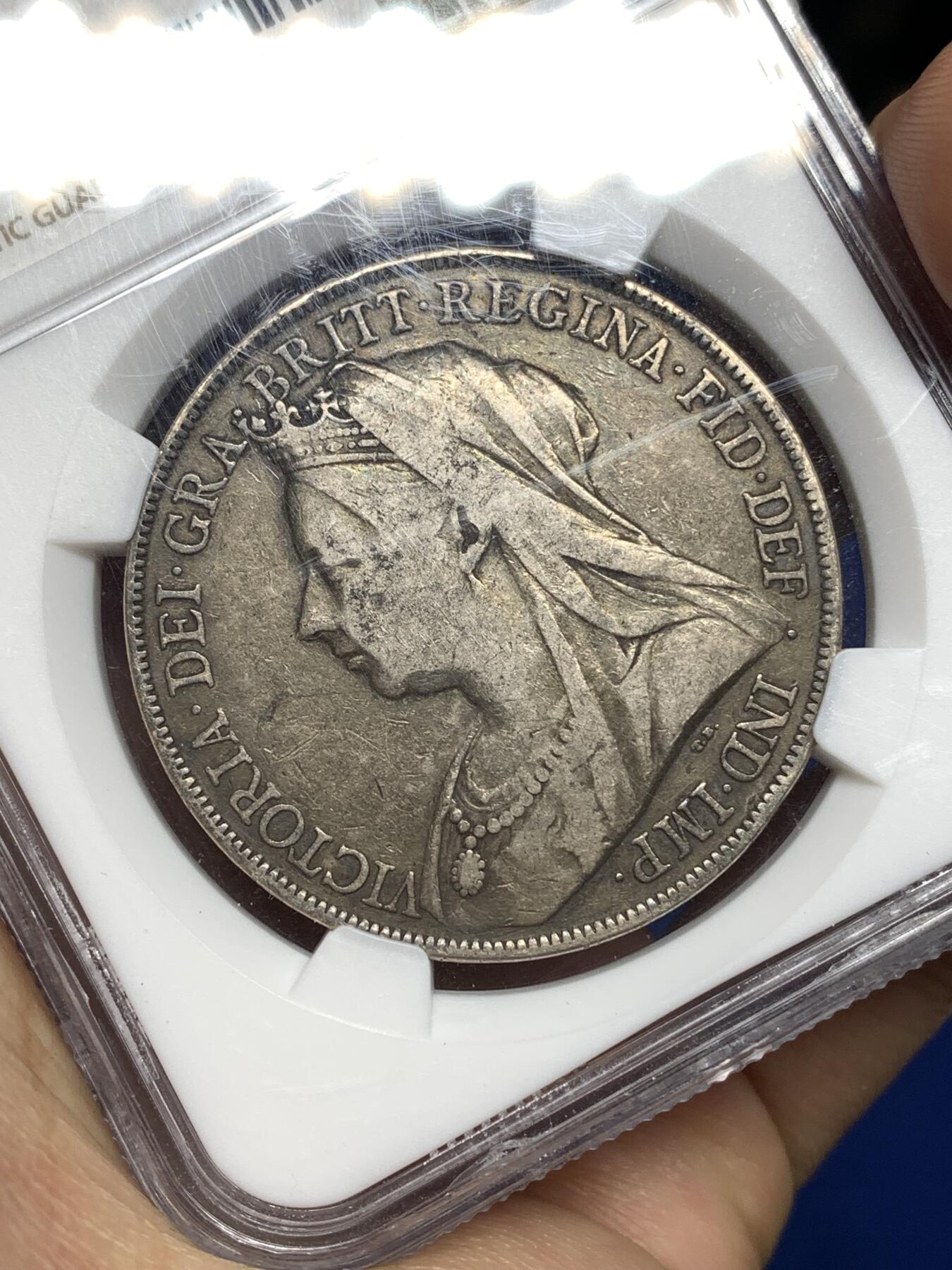 《竞宝斋》第446场 周日，周一，2场连拍 （全场包邮） NGC VF35 英国1899年维多利亚披纱马剑克朗大银币 原味状态 迷人深黑包浆