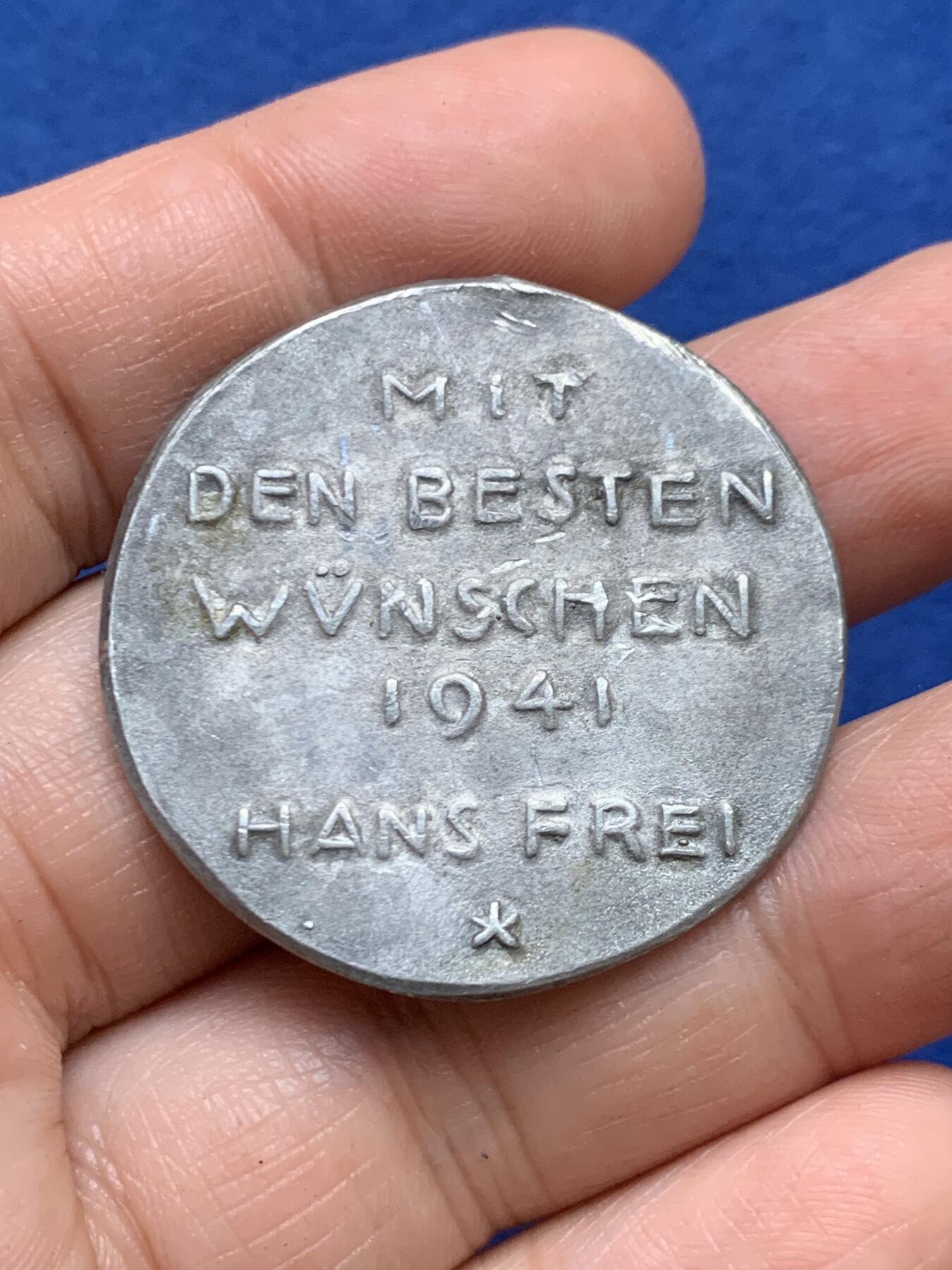 《竞宝斋》第446场 周日，周一，2场连拍 （全场包邮） 德国1941年祝愿纪念章 10.8克 37mm WM材质