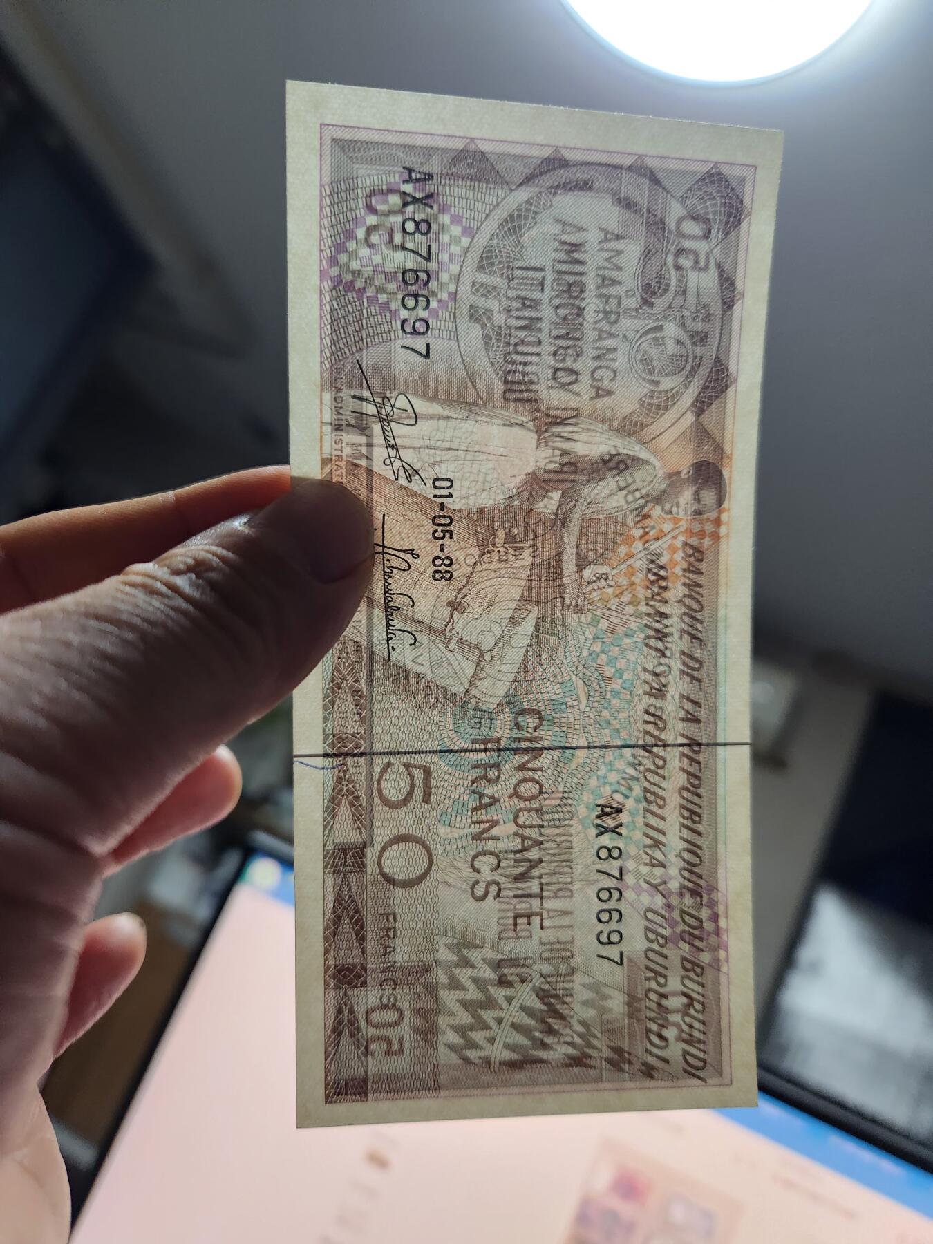 12月10号晚上8点 外国纸币自动截拍第71场 布隆迪纸币1988年50法郎 新品有个笔迹