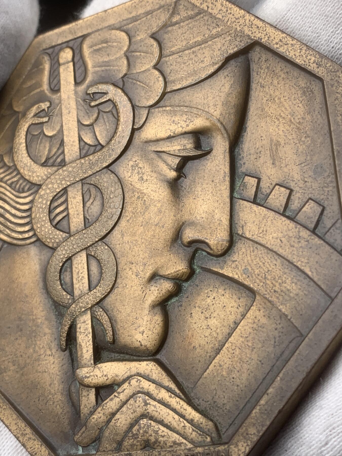 掌中浮雕-藏着的欧洲第045场 1885年法国巴黎展览中心博览会实发奖章，对边72mm，166g，（此枚雕刻家大量运用黄金分割，使作品整体非常和谐、大气）