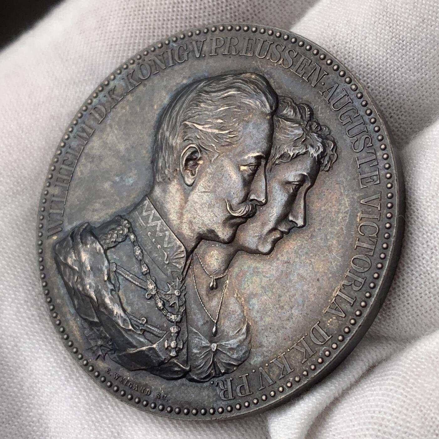 掌中浮雕-藏着的欧洲第045场 1912年德国威廉二世&奥古斯塔•维多利亚结婚三十年纪念银章 ,45mm，50g，原盒卡扣松了，扣不紧