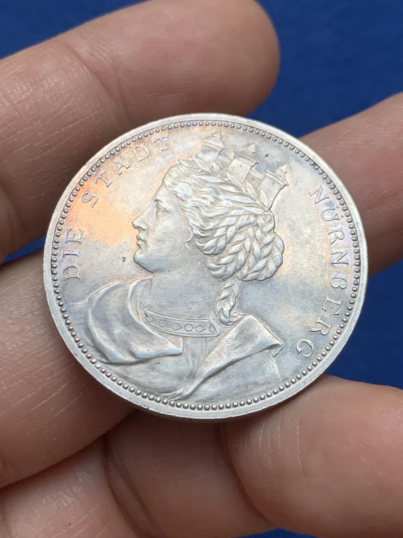 《竞宝斋》第446场 周日，周一，2场连拍 （全场包邮） 1894年德国纽伦堡工匠汉斯-萨克斯纪念城市女神银章 17.65克 33.2mm 边铭周圈刻字