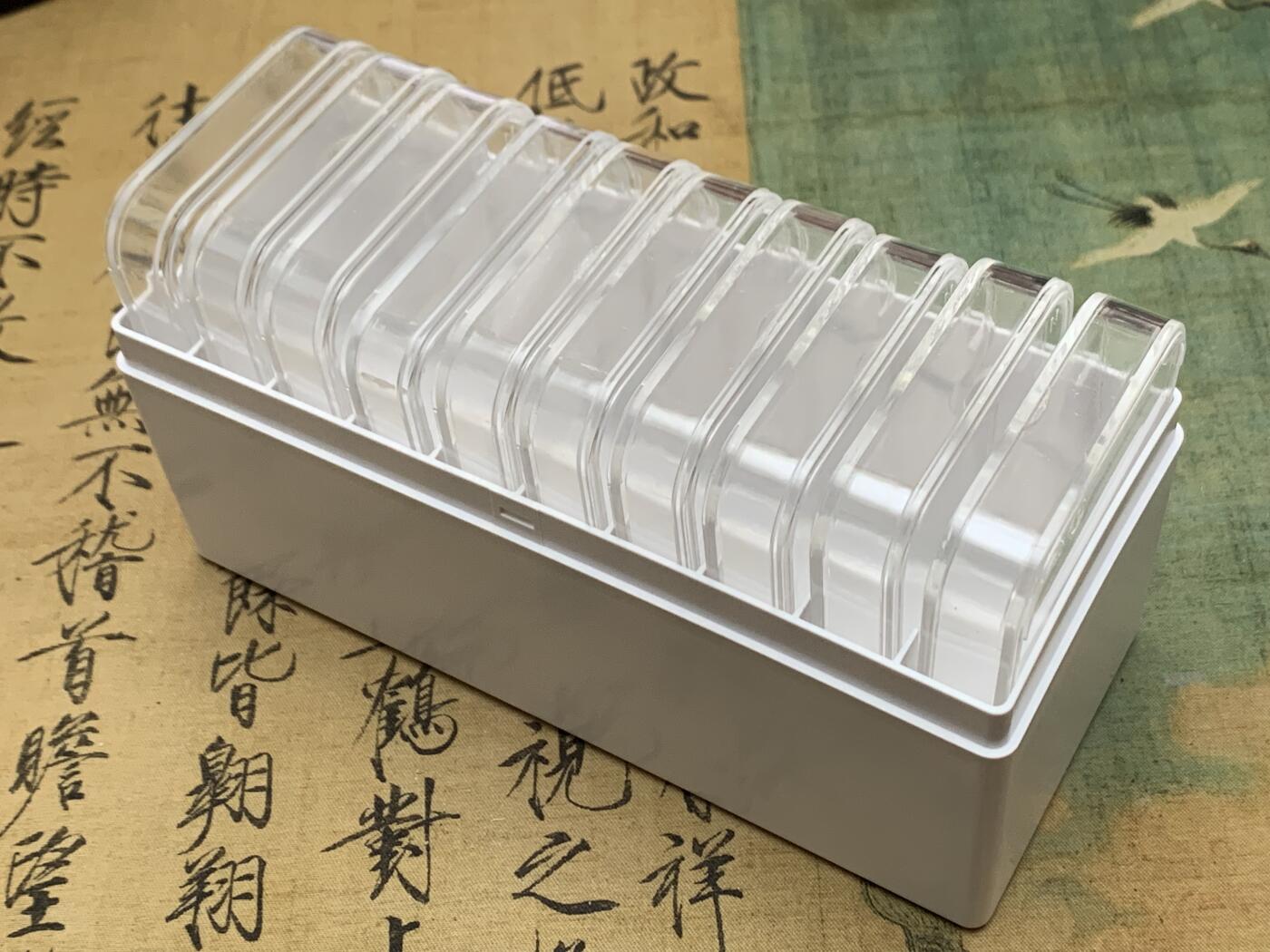 《竞宝斋》第446场 周日，周一，2场连拍 （全场包邮） 平凡人 1个收纳盒+10个保护盒（1枚可装PCGS，9枚可装NGC）有使用过