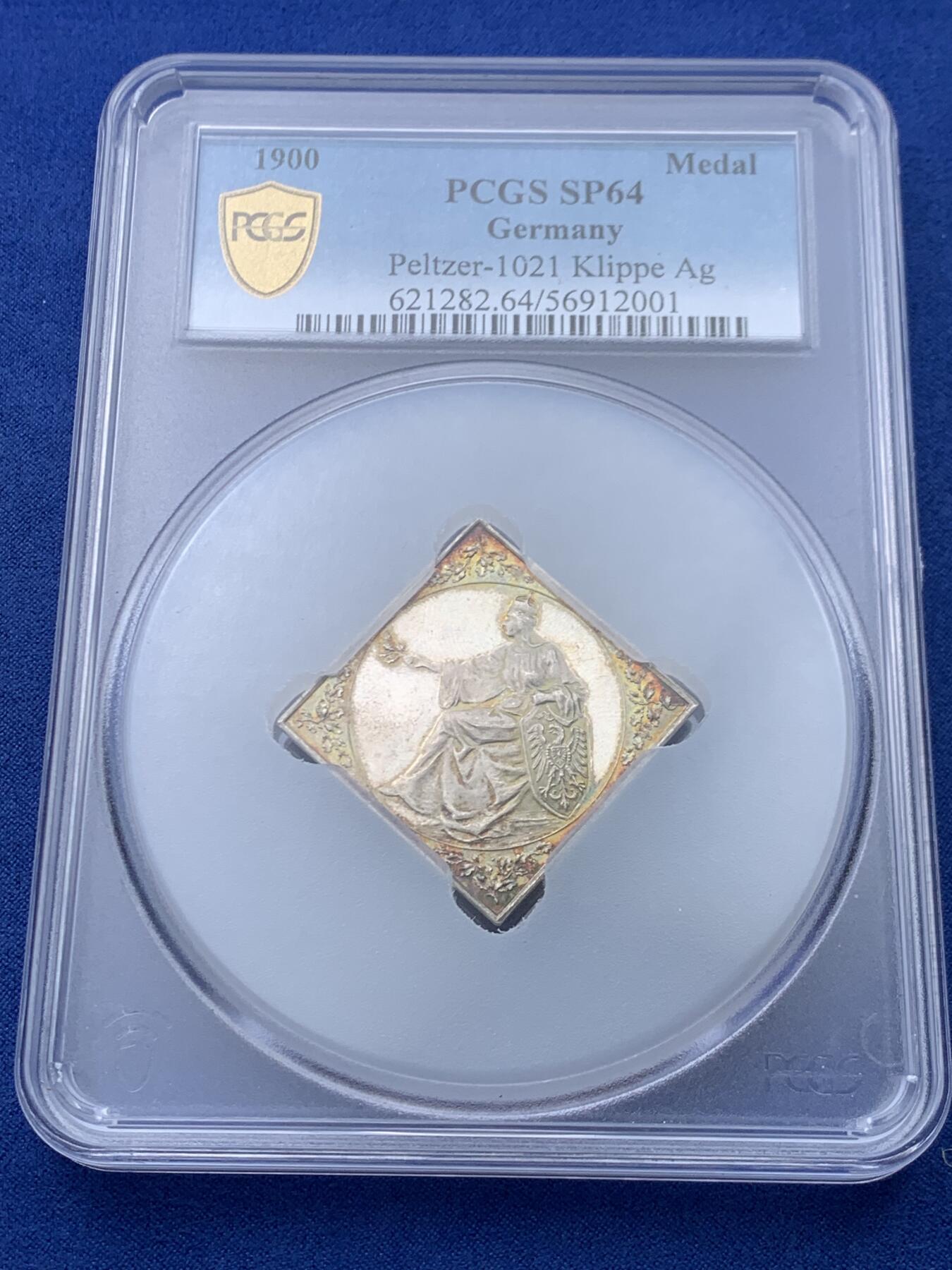 《竞宝斋》第446场 周日，周一，2场连拍 （全场包邮） PCGS MS64 德国 1900年 德累斯顿 射击节景观银章 亚军分 仅3枚更高分 德射中经典Klippe设计 日耳曼尼娅与景观完美结合 镜面 银霜天鹅绒 金色五彩包浆 顶级品相 加大盒
