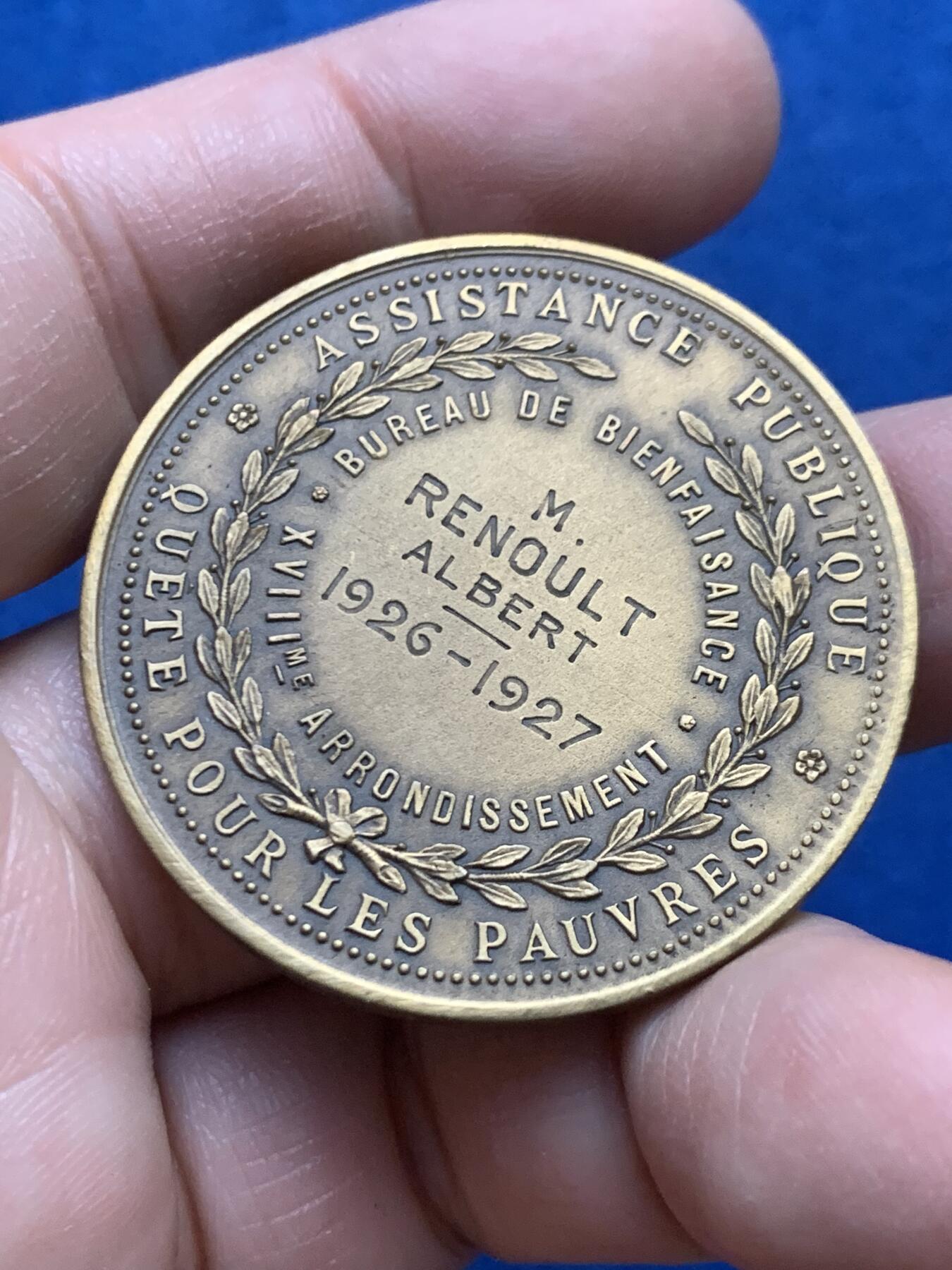 《竞宝斋》第446场 周日，周一，2场连拍 （全场包邮） 法国巴黎十八区慈善公署纪念铜章 27.3克 41.3mm 三角铜标 带盒