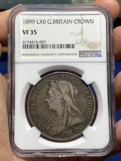 《竞宝斋》第446场 周日，周一，2场连拍 （全场包邮） - NGC VF35 英国1899年维多利亚披纱马剑克朗大银币 原味状态 迷人深黑包浆