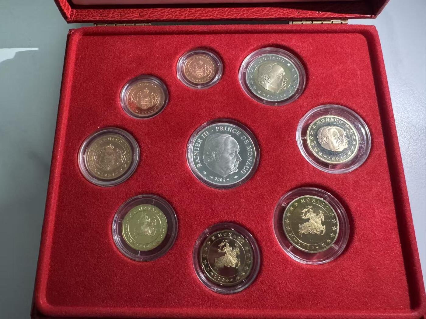 《外钞收藏家》第五百九十二期（精选场）（本平台长期征集拍品、欢迎藏友们联系合作） 摩纳哥2004年官方发行精制欧元套币 带5欧元大银币！非常稀少！国外拍回！2009年不带5欧元大银币的都要3000多了！这套超级收藏性价比超高！