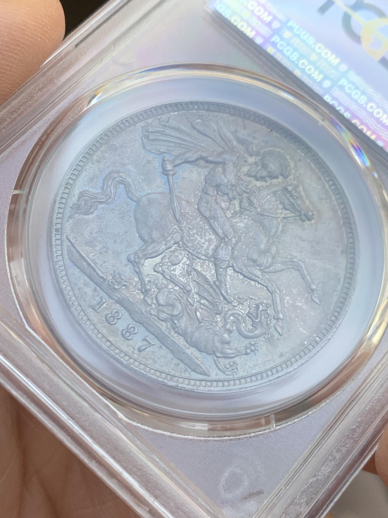 《竞宝斋》第446场 周日，周一，2场连拍 （全场包邮） PCGS MS62 英国1887年维多利亚高冠马剑克朗银币 正反均匀深包浆，人物细节清晰，背面马剑骑士肌肉分明，底光均匀，同分顶级状态，不可多得的藏品