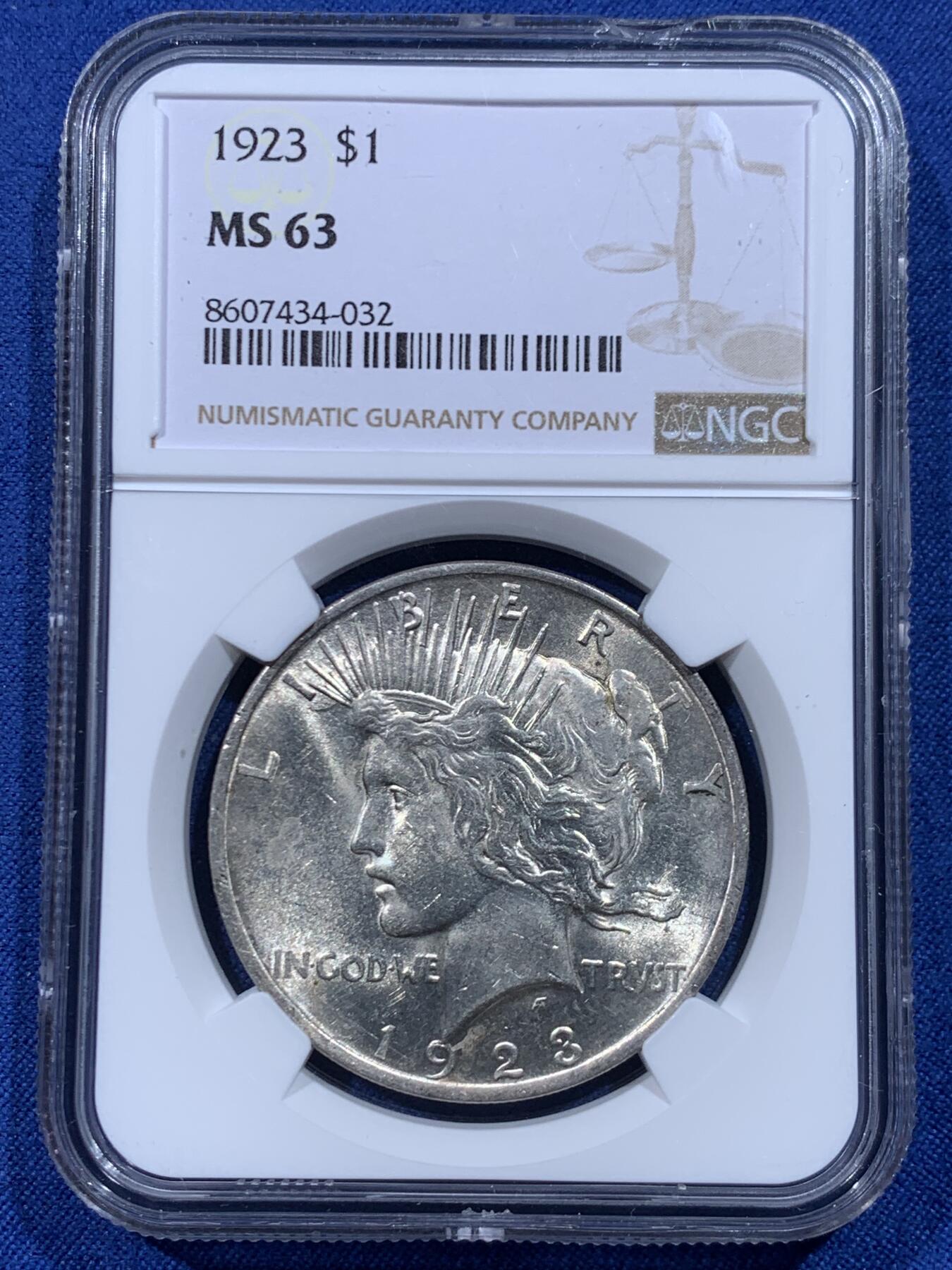 《竞宝斋》第446场 周日，周一，2场连拍 （全场包邮） NGC MS63 美国1923年和平银元，原光品相，在金银价格飙涨的今天，是投资保值的利器。盒子上沿有磕，不影响币，细节见图。