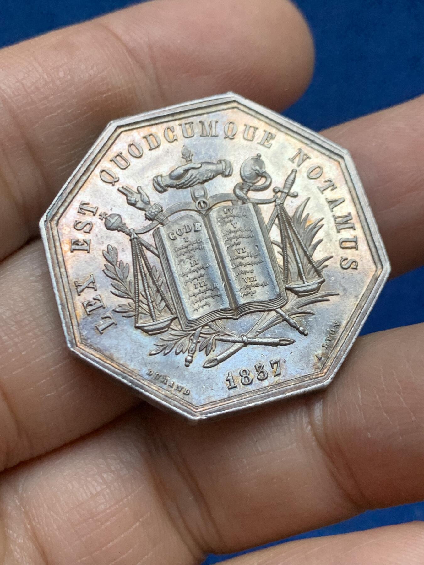 《竞宝斋》第446场 周日，周一，2场连拍 （全场包邮） 法国维埃纳公证人八角银质代币，版本少见，细节丰富，16克，32.5mm，罕见船首边铭。