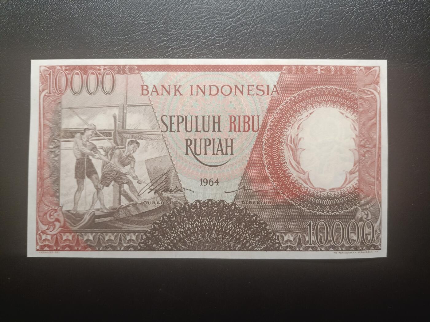 2025十二月第二期，总207期 印度尼西亚1964红版10000卢比UNC-，稀有补号前缀X，传统捕鱼，少见早期红色版本