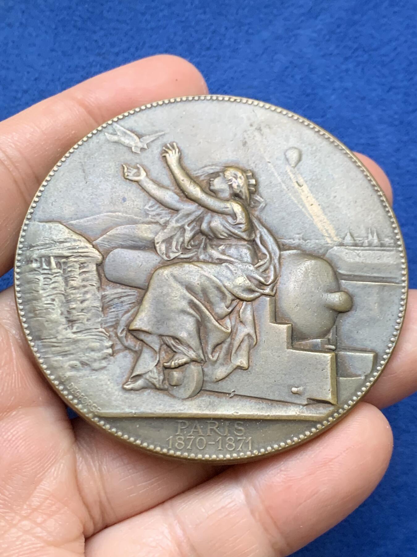 《竞宝斋》第446场 周日，周一，2场连拍 （全场包邮） 法国“普法战争”时期（1870 - 1871年）空中通讯纪念铜章，在普法战争中，法国巴黎被普鲁士军队围困，传统通讯线路被切断，‌信鸽‌成为关键通讯工具，这枚章牌正是对“空中通讯”历史功绩的纪念，承载着战争史与通讯史的双重价值。108.5克，62.4mm，丰饶角铜标。