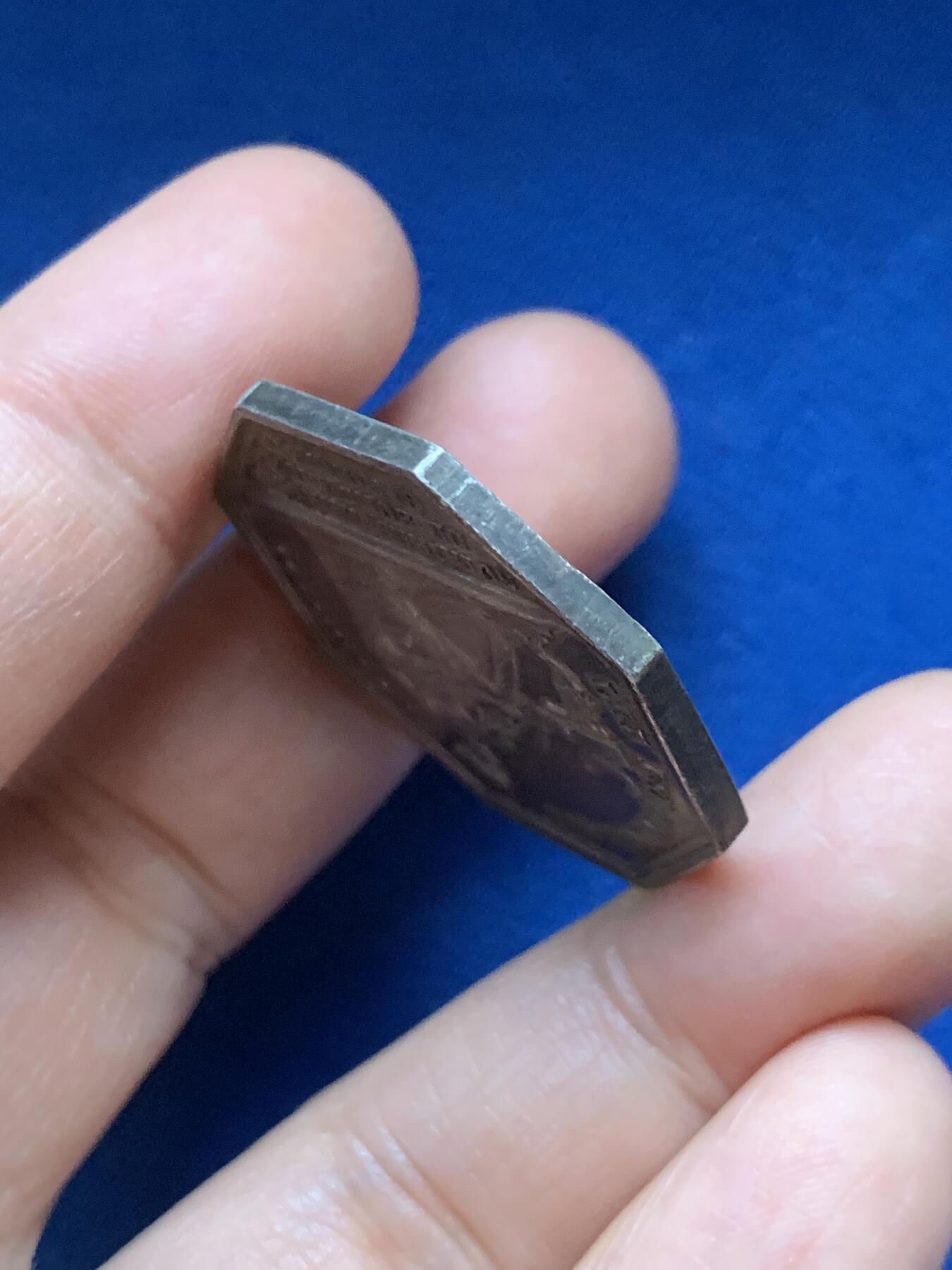 《竞宝斋》第446场 周日，周一，2场连拍 （全场包邮） 法国路易十八波尔多公证人八角银质代币 早期无边铭 15.85克 33.1mm