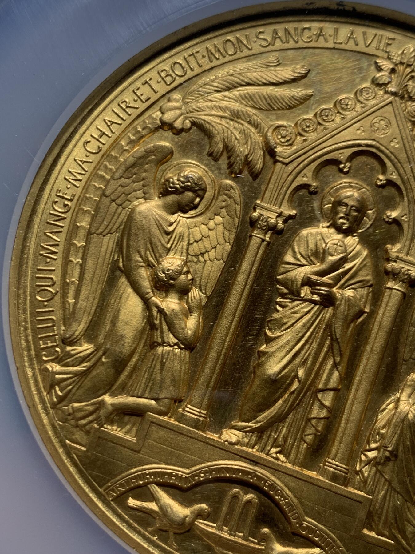 《竞宝斋》第446场 周日，周一，2场连拍 （全场包邮） NGC MS64 高分 法国1875年早期罕见镀金耶稣受洗礼，圣灵降临大铜章，镀金少见，金光闪闪，比起普通常见铜制款更为庄严绚丽，直径：69mm，加大加厚盒。