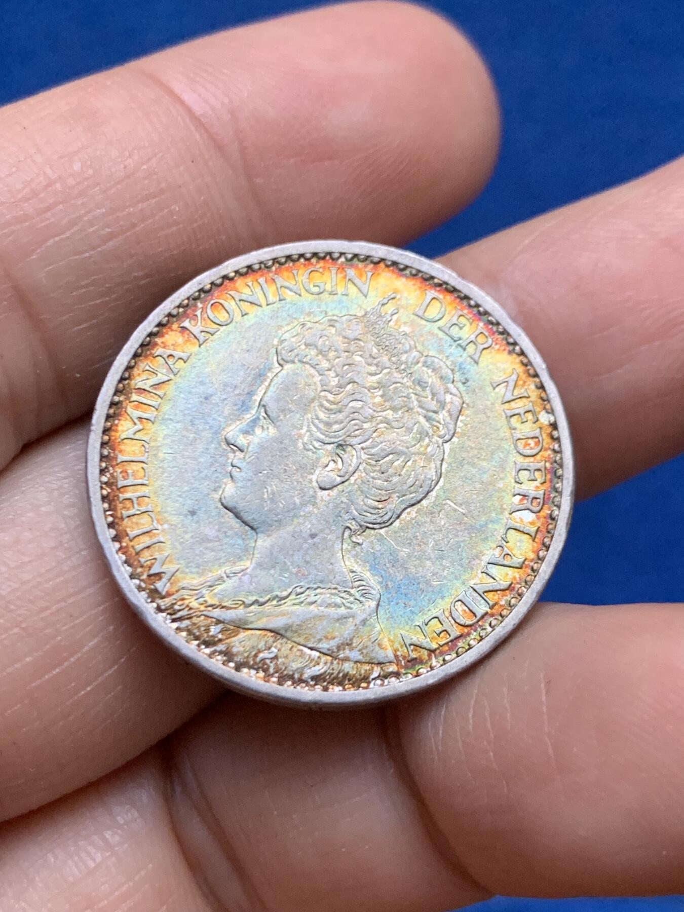 《竞宝斋》第446场 周日，周一，2场连拍 （全场包邮） 荷兰1915年威廉明娜女王1盾银币 含银94.8% 最后一个荷兰高银女王头像银币 五彩包浆带光人像清晰可见