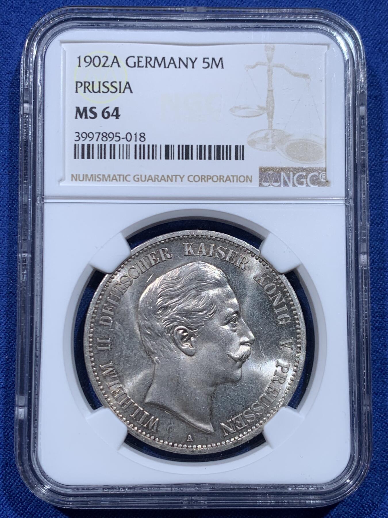 《竞宝斋》第446场 周日，周一，2场连拍 （全场包邮） NGC MS64 亚军分 德国 1902年 普鲁士威廉二世长翅流通5马克大银币，银光丝滑如水。高分稀少的流通品种，且是高难度年份，BU品书价1250美金，是常见年份的2倍多。更高仅1枚，典藏级德系主币大银