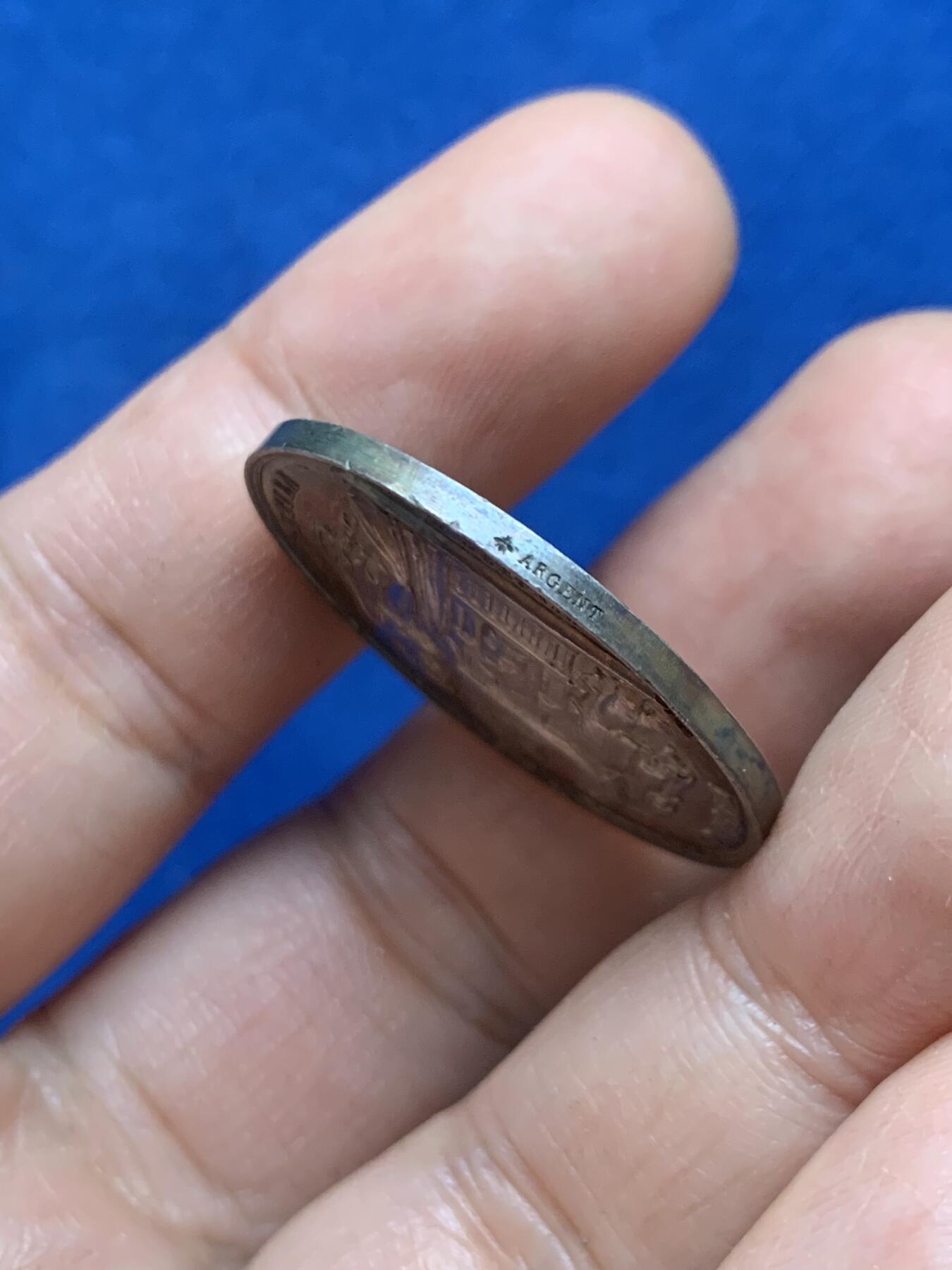 《竞宝斋》第446场 周日，周一，2场连拍 （全场包邮） 法国银质婚章 蜜蜂银标边铭 12.35克 30mm 背面无刻字