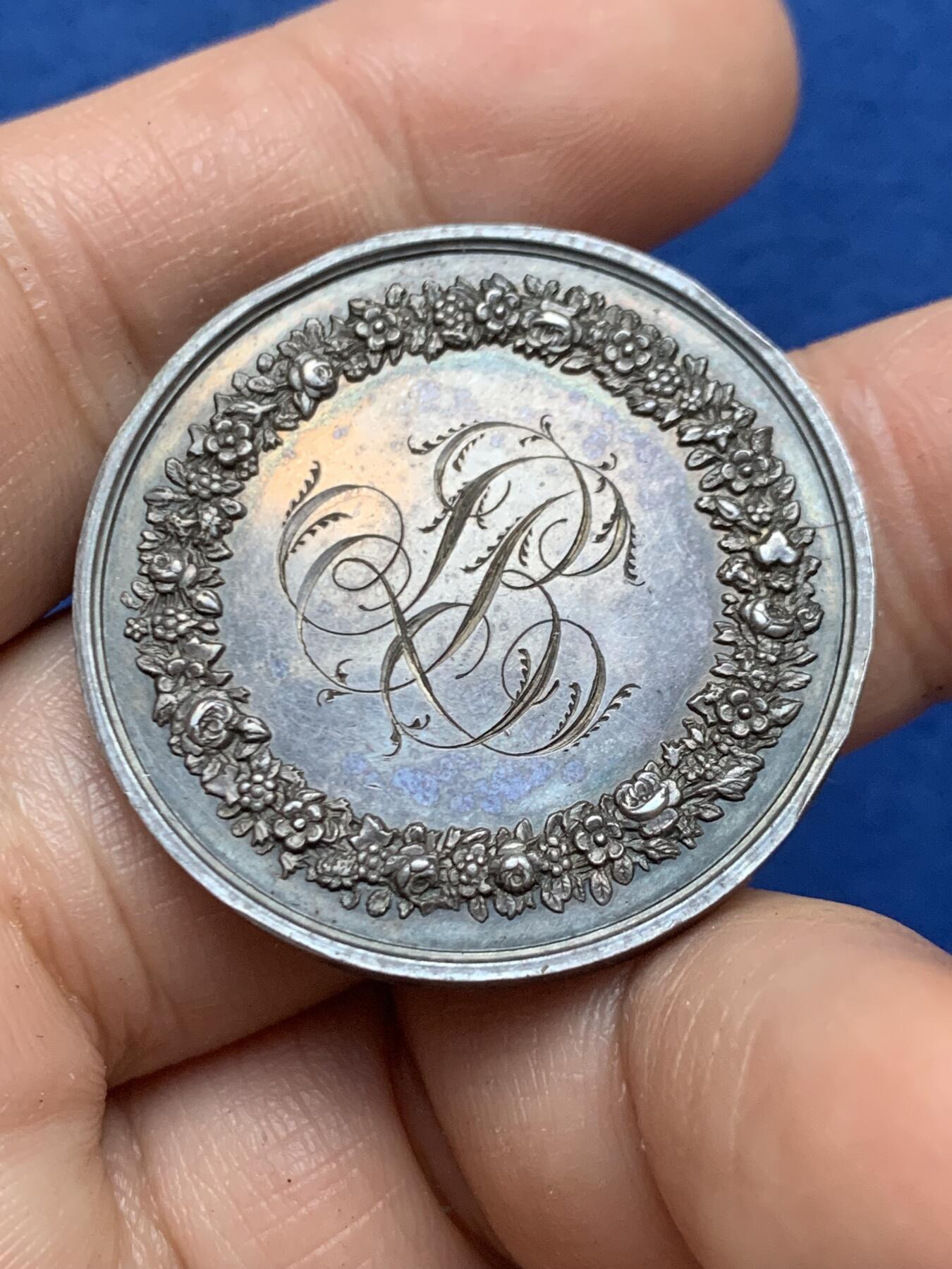 《竞宝斋》第446场 周日，周一，2场连拍 （全场包邮） 法国银质婚章 1863 手指银标边铭 18.25克 34.6mm 背面花体字漂亮