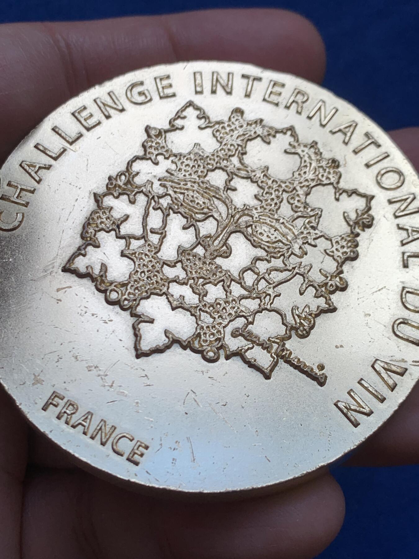 《竞宝斋》第446场 周日，周一，2场连拍 （全场包邮） 法国葡萄酒国际挑战赛大铜章 直径62.5mm 重量172g 超级厚实