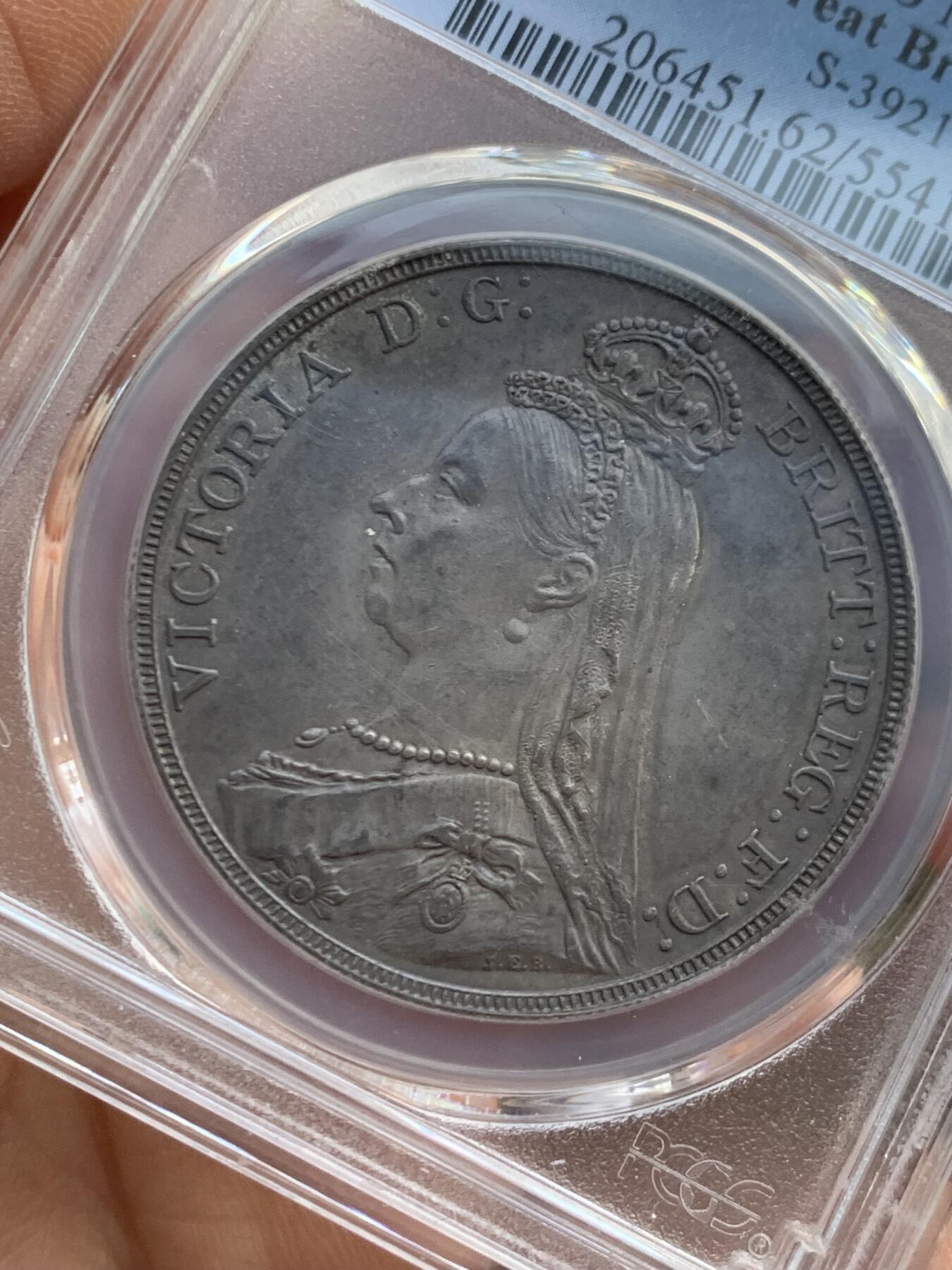 《竞宝斋》第446场 周日，周一，2场连拍 （全场包邮） PCGS MS62 英国1887年维多利亚高冠马剑克朗银币 正反均匀深包浆，人物细节清晰，背面马剑骑士肌肉分明，底光均匀，同分顶级状态，不可多得的藏品