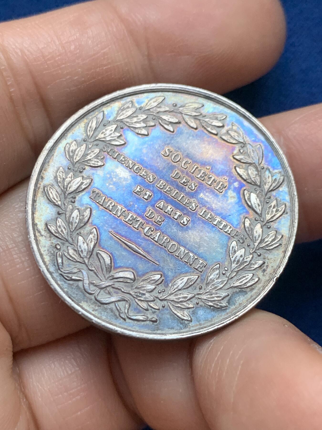 《竞宝斋》第446场 周日，周一，2场连拍 （全场包邮） 法国塔尔纳-加龙省科学、文学与艺术学会纪念银章 丰饶角银标 15.65克 33.7mm 