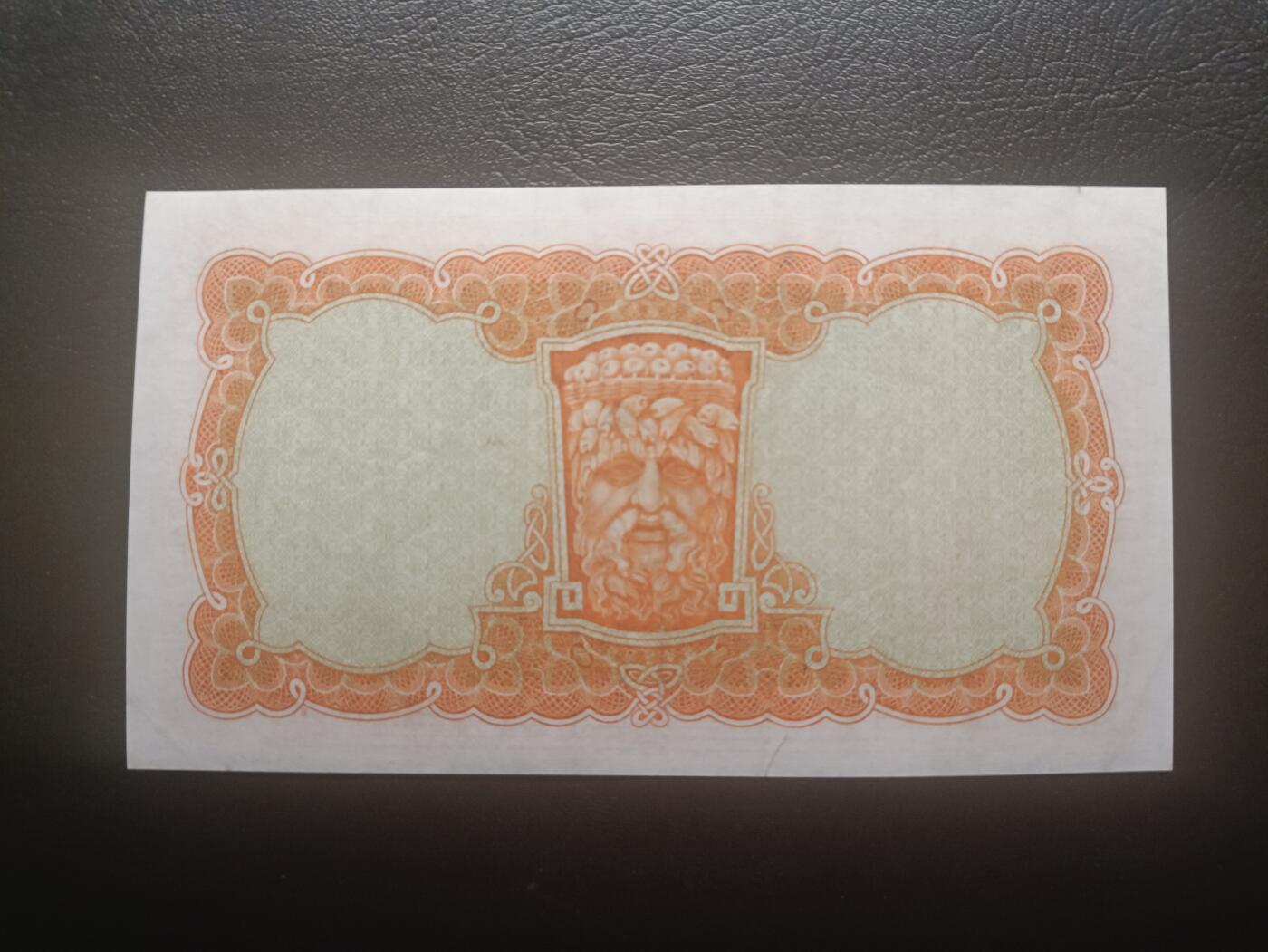 2025十二月第二期，总207期 爱尔兰1946年10先令流通好品XF，早期下方有英爱两国货币互换协议的版本，爱尔兰人格化象征“拉维利夫人”