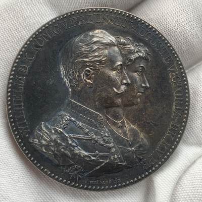 掌中浮雕-藏着的欧洲第045场 - 1912年德国威廉二世&奥古斯塔•维多利亚结婚三十年纪念银章 ,45mm，50g，原盒卡扣松了，扣不紧