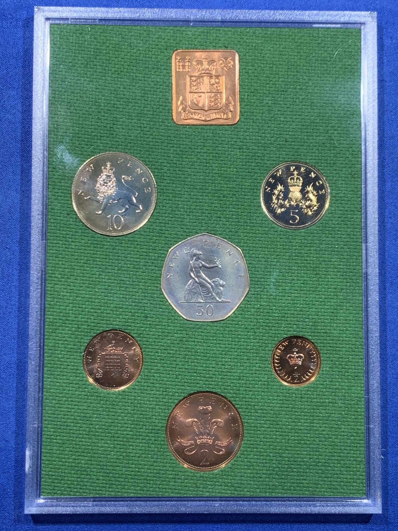 《竞宝斋》第446场 周日，周一，2场连拍 （全场包邮） 英国1975年精制套币 原装6枚币和1枚章 稀少 细节见图